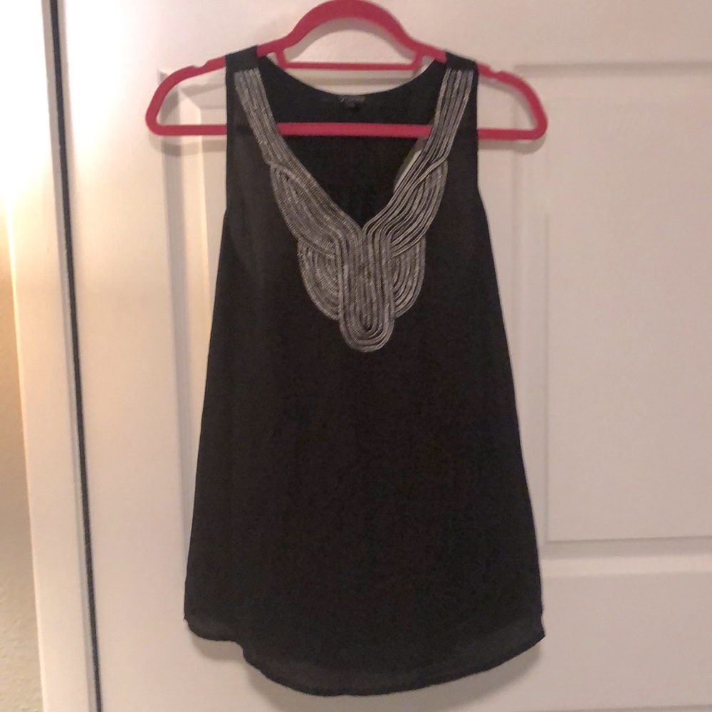 ⚫️⚪️ Embroidered Neckline Tank 👏🏼